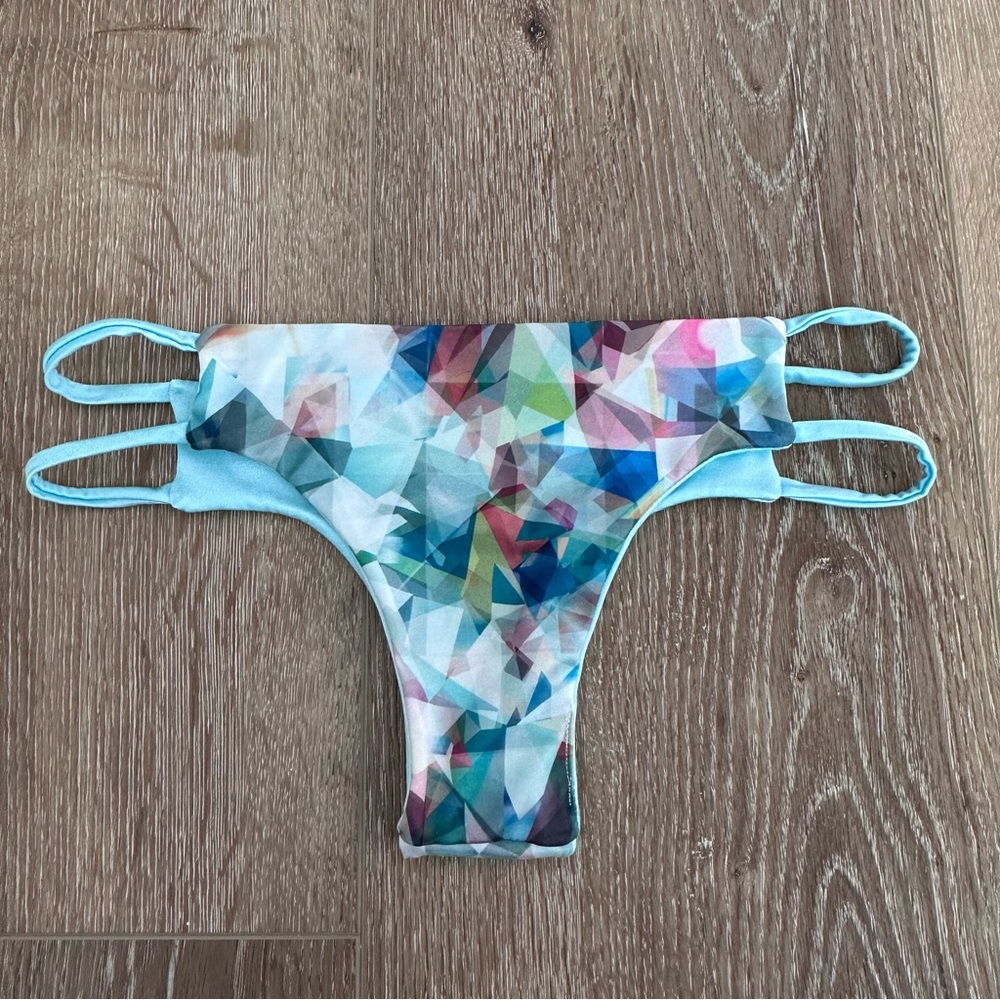 Reversible thong bikini bottoms
